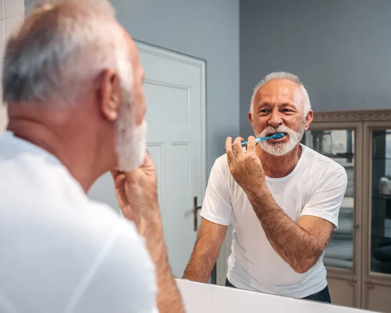 IMDEx - Un homme âgé se brosse les dents