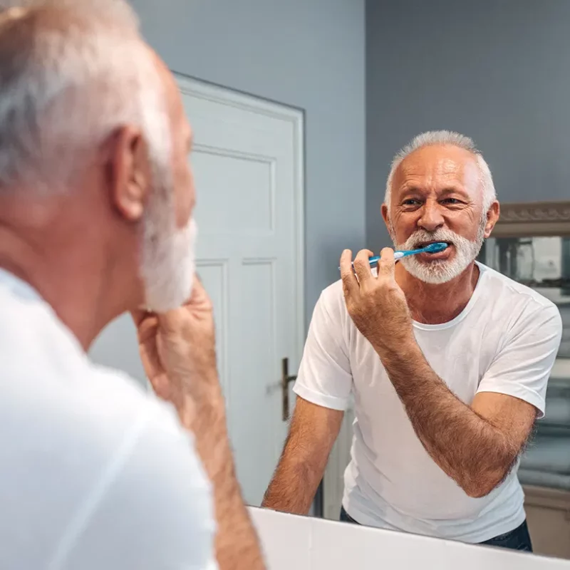 IMDEx - Un homme âgé se brosse les dents